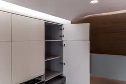 Mətbəx tutacaqsızdırsa, quraşdırılmış soyuducu fotoşəkili üçün tutacaqlar