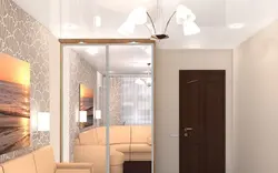 To'xtatilgan shiftlar bilan yotoqxonada shiftga shkafi fotosurati