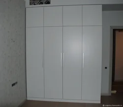 Шафы ў пярэдні пакой з ворнымі дзвярамі і антрэсолямі.