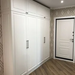 Menteşeli Qapılar Və Mezzanines Fotoşəkil Ilə Koridor Şkafları