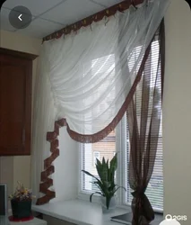 Mətbəx Fotoşəkili Üçün Bir Kornişdə Pərdə Və Tül