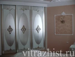 Бір айнадағы үлгісі бар жатын бөлмесіндегі гардеробтардың суреті