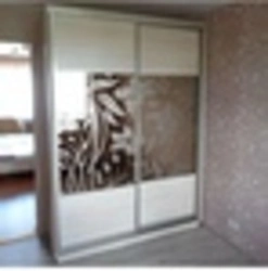 Photo of wardrobes in the bedroom with a pattern on one mirror