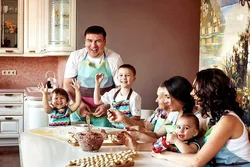 Сям'я ў інтэр'еры кухні