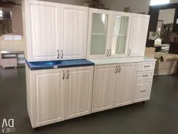Oshxonaning Ichki Qismidagi Sandal Daraxti