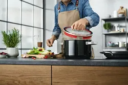 Кастрюли в интерьере кухни