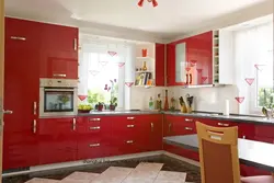 Красно бежевый интерьер кухни