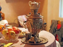 Интерьер кухни с самоварами