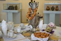Интерьер кухни с самоварами