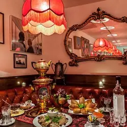 Интерьер кухни с самоварами