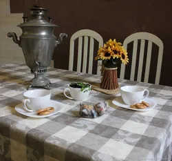 Samovarlar ilə mətbəx interyeri
