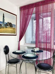 Бардовыя шторы ў інтэр'еры кухні