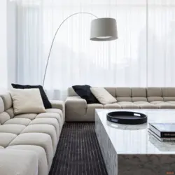 Oturma otağının daxili minimalizmindəki divan
