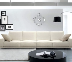 Oturma otağının daxili minimalizmindəki divan
