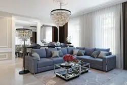 Yashash xonasining ichki qismidagi neoklassik divan
