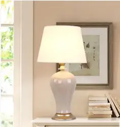 Mətbəx interyerində stolüstü lampa