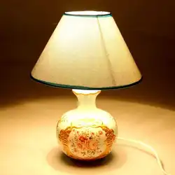 Mətbəx interyerində stolüstü lampa