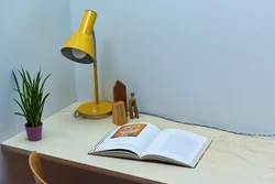 Чароғи миз дар дохили ошхона
