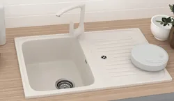 Светлые мойки в интерьере кухни