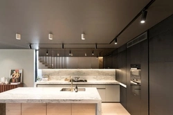 Mətbəx interyerində səthə quraşdırılmış lampa