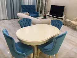 Велюровые стулья в интерьере кухни