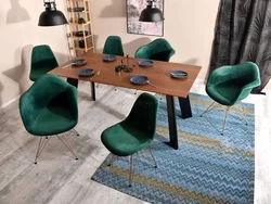 Oshxonaning ichki qismidagi velor stullar