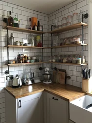 Полки лофт в интерьере кухни