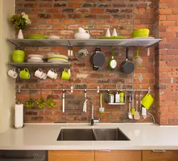 Mətbəx interyerində loft rəfləri