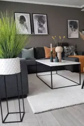 Qonaq otağının içərisində boz masa
