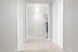 Koridorun içərisində yüngül laminat