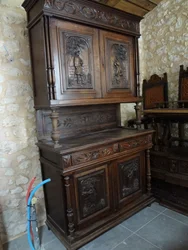 Старинный буфет в интерьер кухни