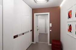 Интерьер прихожей с дверью с зеркалом