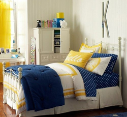 Yellow and blue in the bedroom interior