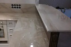 Ас үйдің интерьеріндегі Саламанка мәрмәр үстелі