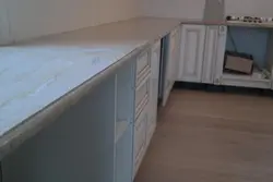 Mətbəx interyerində Salamanca mərmər tezgahı