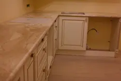 Ас үйдің интерьеріндегі Саламанка мәрмәр үстелі