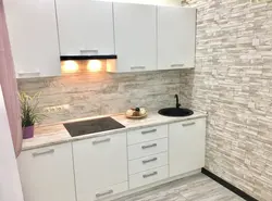 Ас үйдің интерьеріндегі сұр жасанды тас
