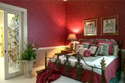 Red and green in the bedroom interior
