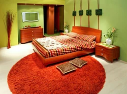 Red and green in the bedroom interior