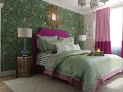 Red and green in the bedroom interior