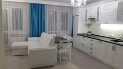 Інтэр'ер шэрай кухні з бірузовымі шторамі