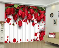 Mətbəx interyerində gül ilə pərdələr