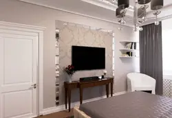 Qonaq otağının interyerində qəliblər və televizor