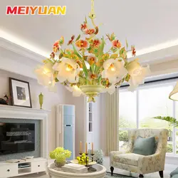 Qonaq otağının interyerində çiçəklərlə çilçıraq