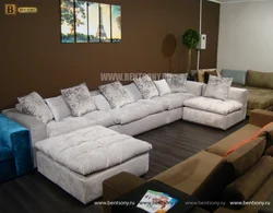 Yashash xonasining ichki qismidagi velor burchakli divan