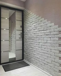 Koridorun daxili hissəsindəki kərpic divarı özünüzlə