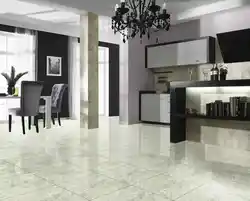 Қонақ бөлмесінің ас интерьеріндегі мәрмәр эффектісі бар фарфор плиткасы