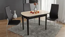Белый стол с черными ножками в интерьере кухни