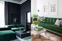 Yaşıl divan ilə boz qonaq otağının içərisində pərdələr