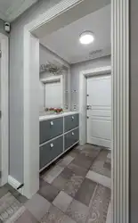 Узкая прихожая дизайн серая